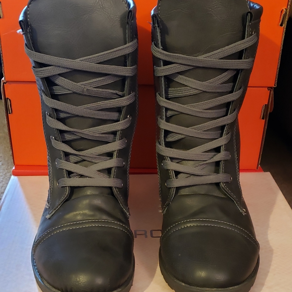 Combat boots